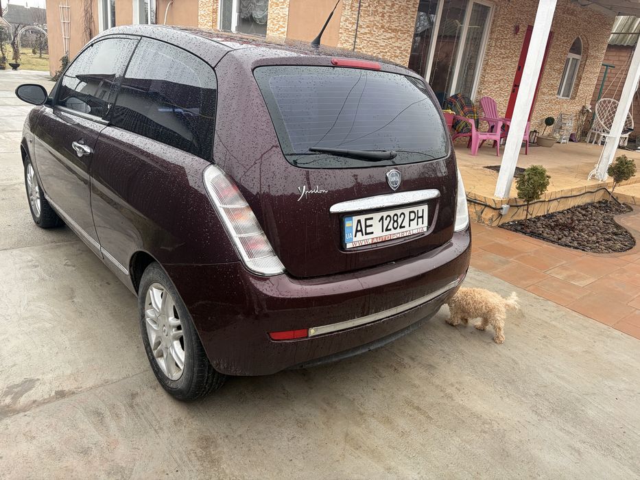 Машина Lancia ypcilon женская