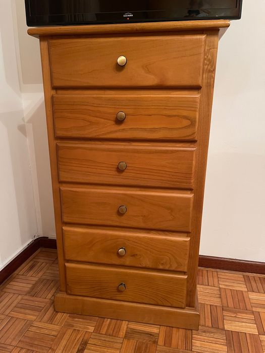 Quarto completo – cama + 2 mesinhas de cabeceira + cómoda + camiseiro