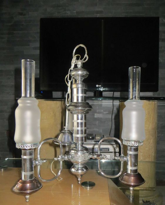 Candeeiro Vintage, armação em estanho, 3 Lâmpadas em copos vidro fosco