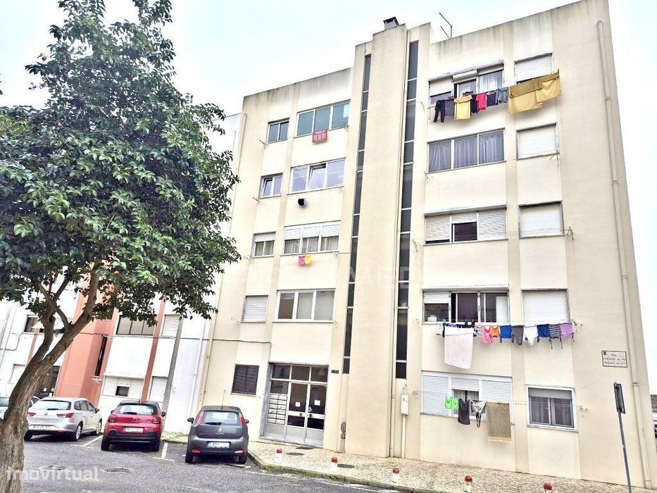Apartamento T2 Totalmente Remodelado no Carregado
