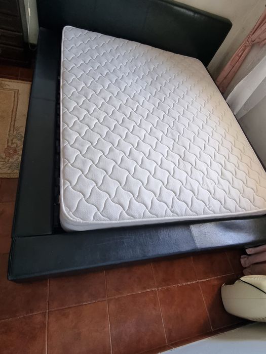 Cama de casal preta