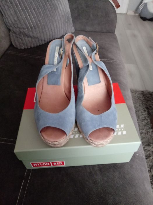 Sandały na koturnie