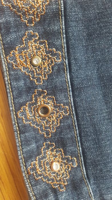 Dżinsowe spodnie z ozdobami