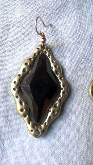 Brincos compridos prateados envelhecidos e preto