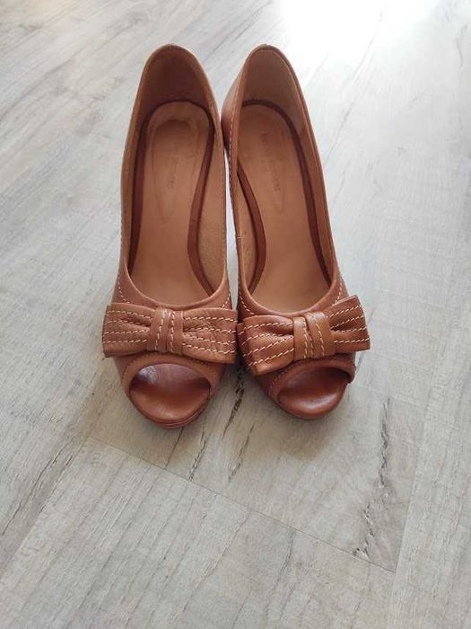 Sapatos de salto alto