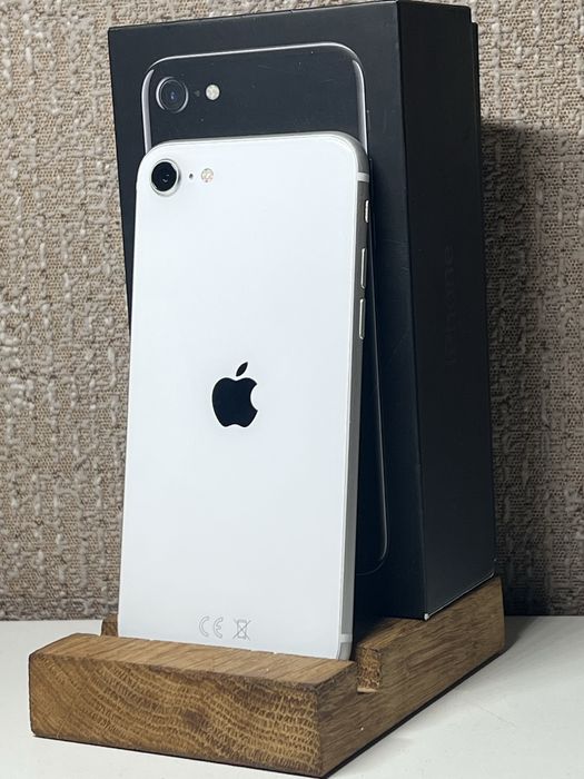 iPhone SE в ідеальному стані все гарно працює)