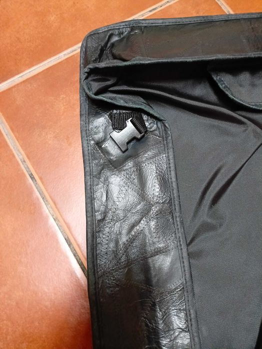 Mala em Pele preta para transportar fatos.