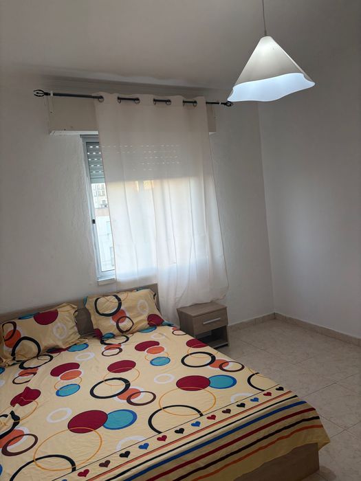 Quarto solteiro para arrendar em vialonga