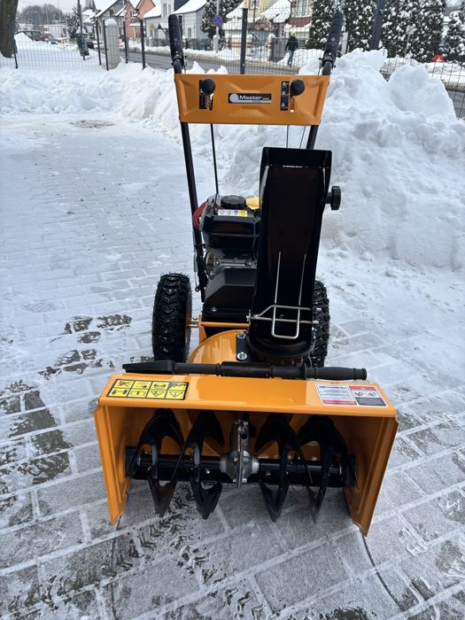 Odsniezarka spalinowa do sniegu w zestawie zamiatarka