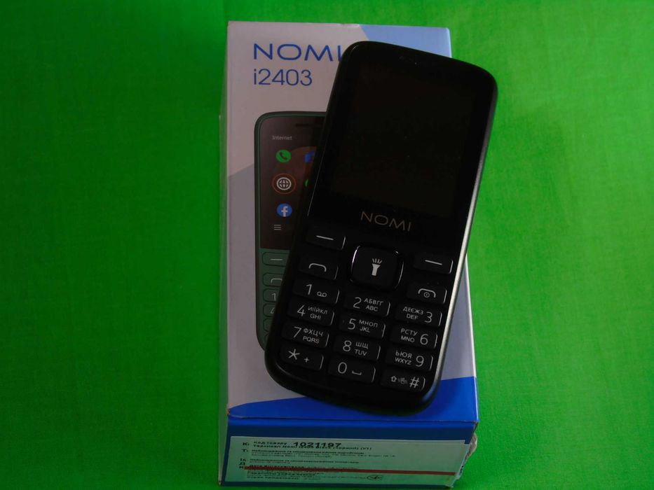 Мобільний телефон Nomi i2403 чорний  коробка документи стан ідиал