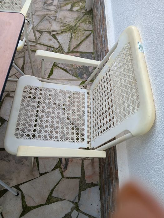 Conjunto de 4 cadeiras de plástico