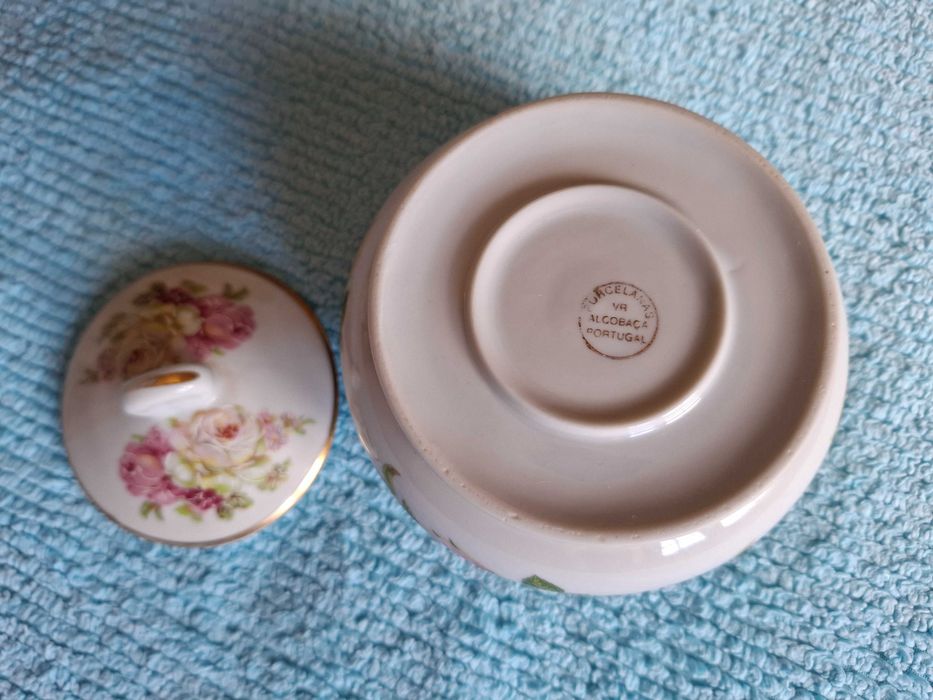 Porcelana de Alcobaça (motivos florais)