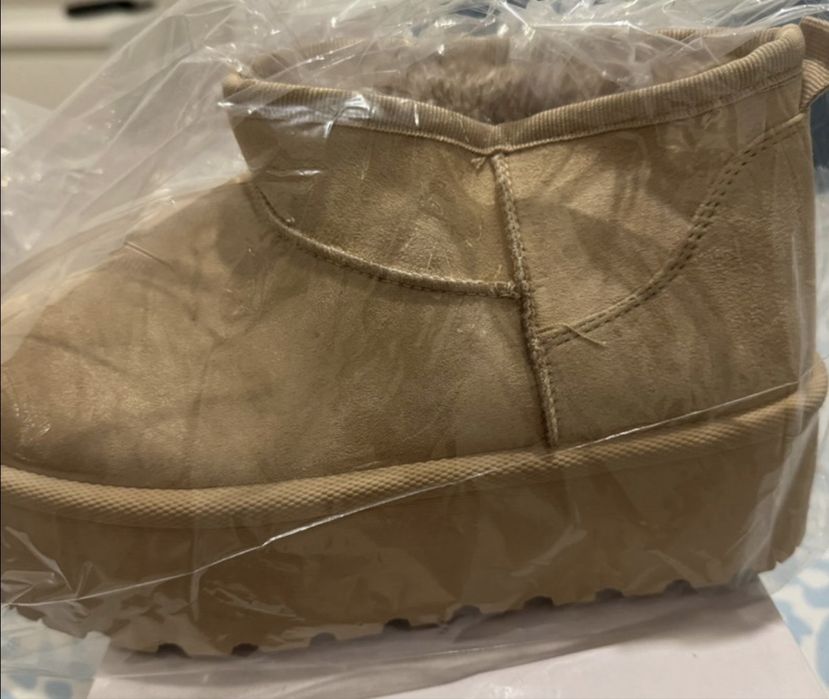 Botas com plataforma e pelinho