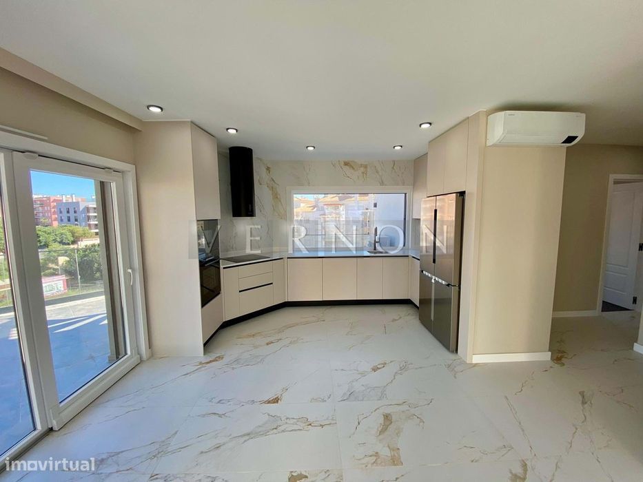 Exclusivo Apartamento T2+2 com Terraço Privado em Armação de Pêra