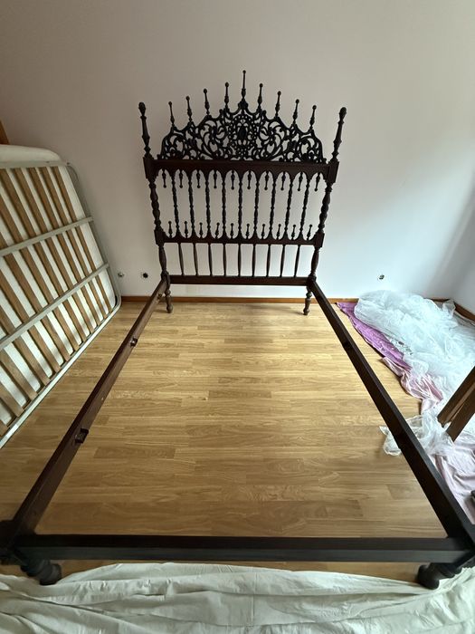 Cama de casal estilo antigo