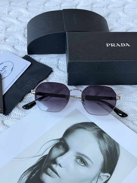Сонцезахисні окуляри Prada