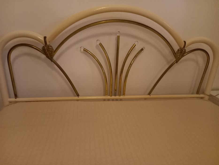 Cama de ferro antiga