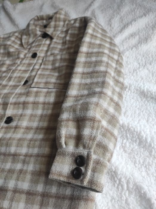 Stylowa damska koszulowa kurtka typu shacket w modną kratę.
Ciepła, wy