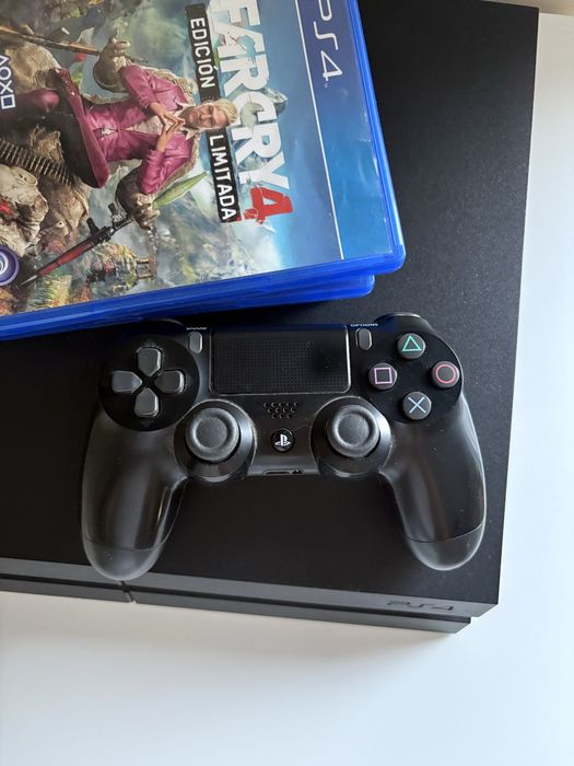 Ps4 com 3 jogos e um comando incluídos no preço