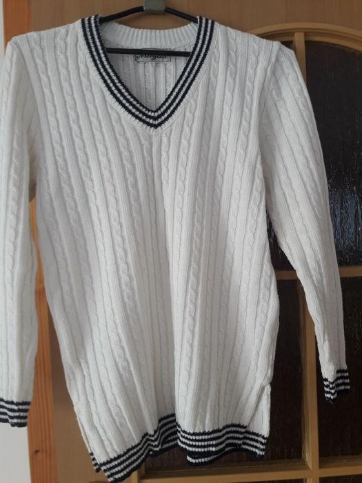 Sprzedam biały swetr z granatowym dodatkami