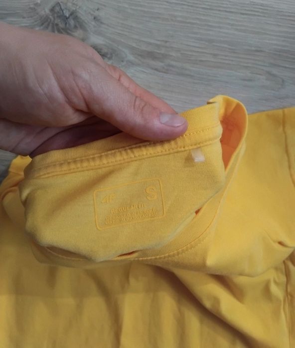 Koszulka 4F t-shirt z wyszywanym kwiatkiem, rozmiar S