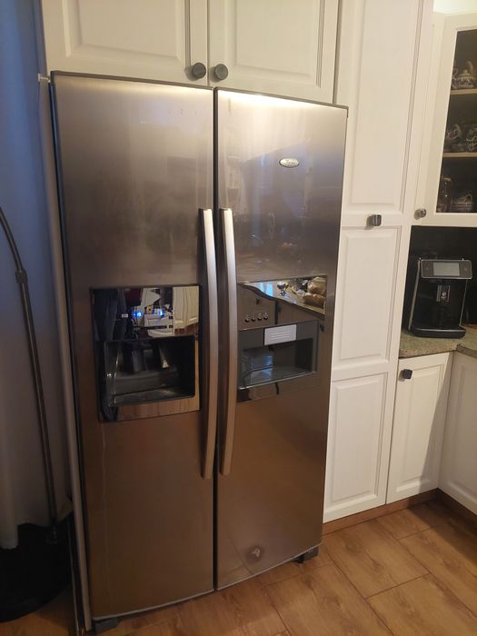 Lodówka Whirlpool z kostkarką i ekspresem do kawy