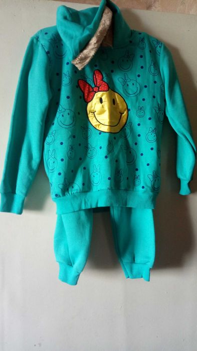 Детские костюмы с капюшоном (р-р 4 и 10).