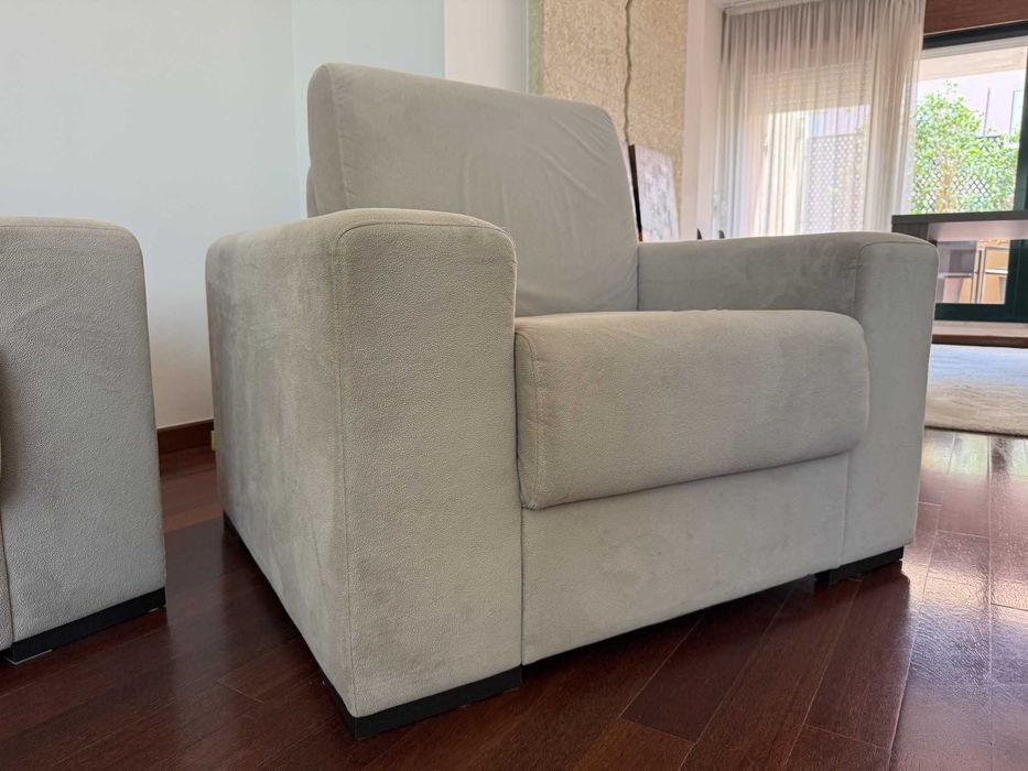 Conjunto de Sofás Brancos (2 e 3 Lugares)