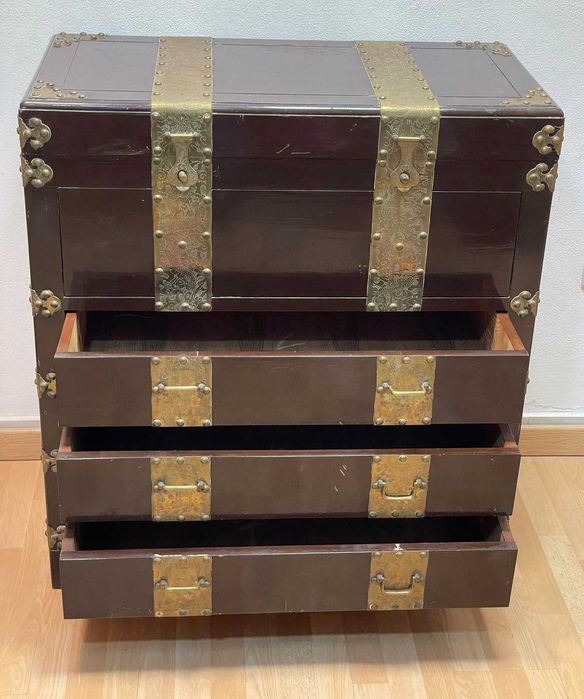 Comoda, antiguidade em madeira com ferragens em latão rendilhado,