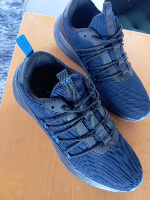 Buty Umbro Dakari r 43  wkładka 27.5cm