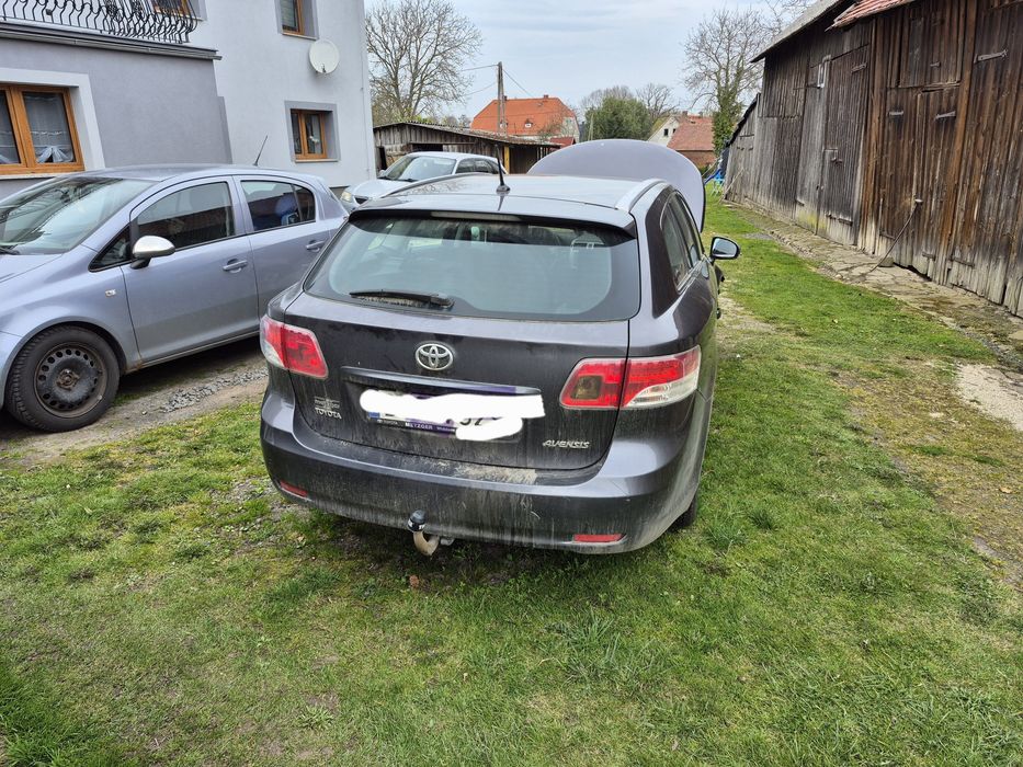 Toyota Avensis 2010 uszkodzona