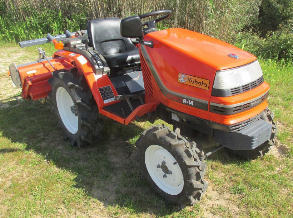 Trator Kubota A14 4x4 com Alfaia
