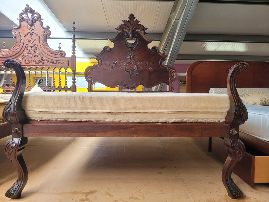 Cama antiga com estrado e colchão - Muito bom
