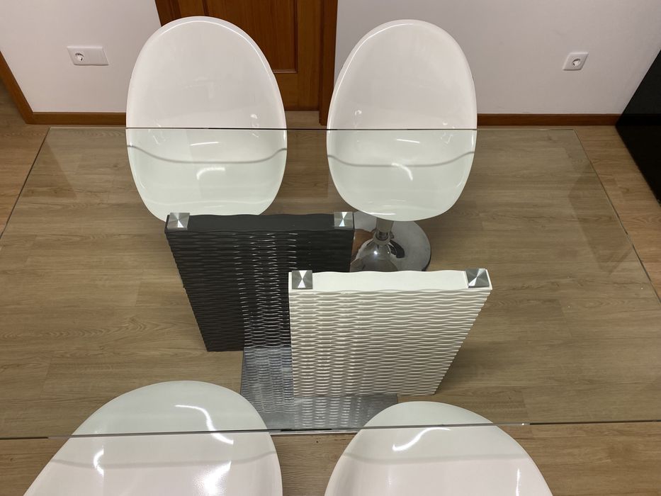 Mesa com tampo em vidro