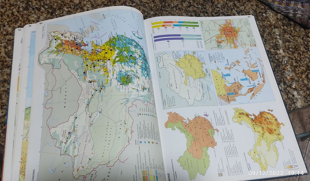 Atlas e dicionário em francês