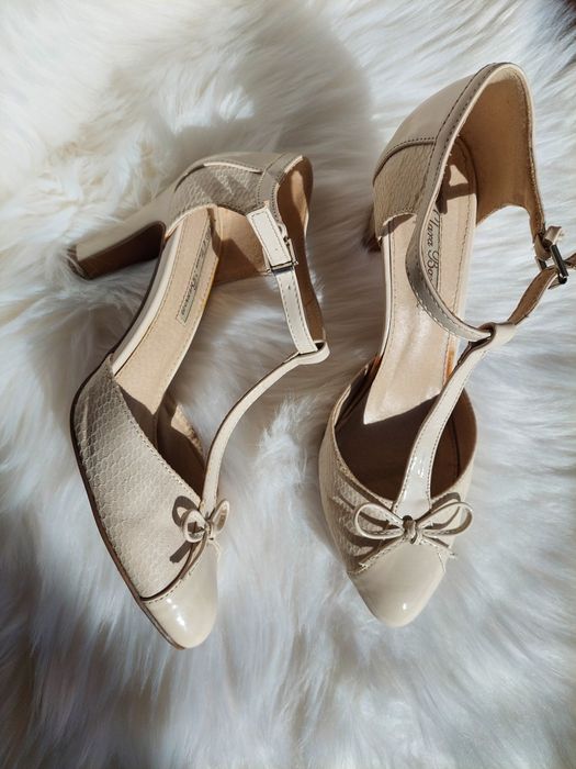 Sandały damskie 38 Clara Barson ecru obccas lakierkowe buty do ślubu