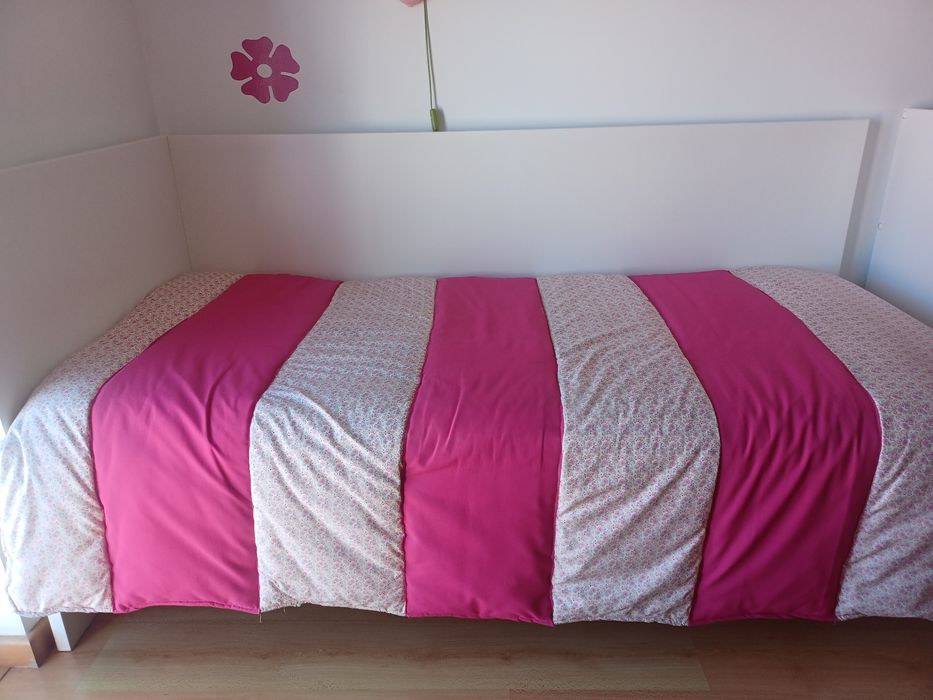 Cama individual com colchão.