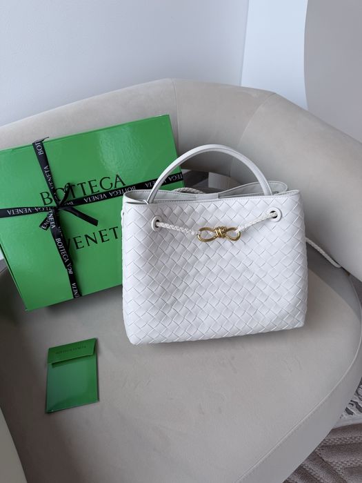 Сумка Bottega Veneta Andiamo біла