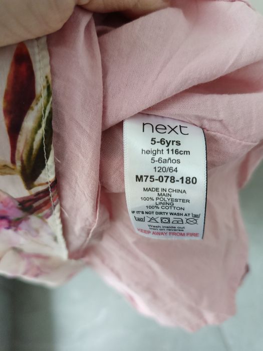 Святкова подовжена сукня Next з ліліями, 116 розмір