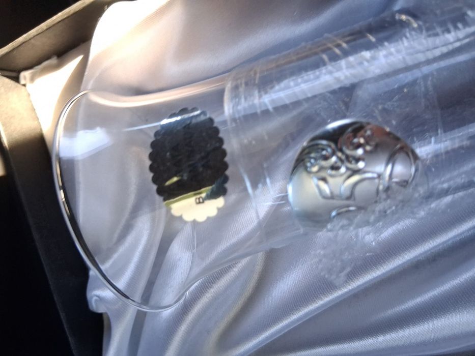 Copos de champanhe e talheres de corte de bolo