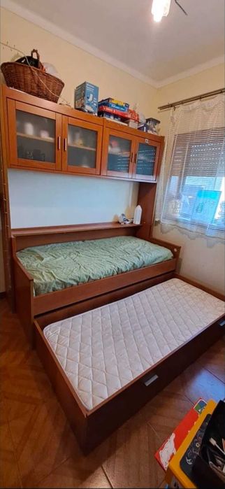 Cama dupla com armários e colchoes, usada mas em bom estado.