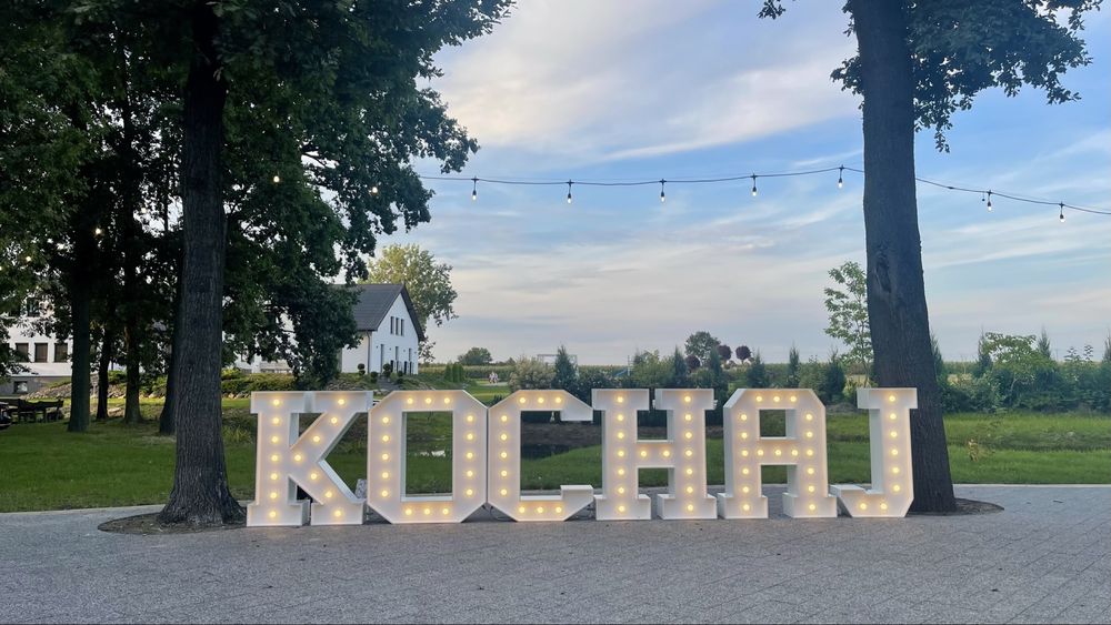 Świecący napis LED „KOCHAJ”