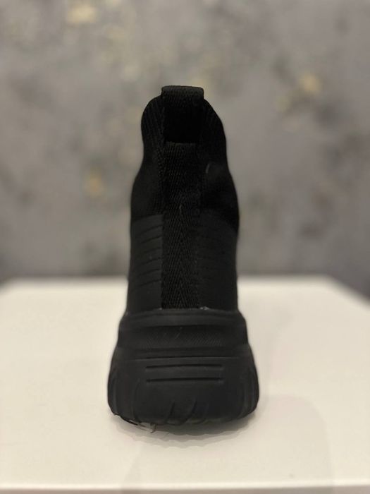 Продам кроссовки RESERVED