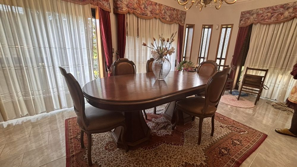 Mesa de jantar oval em madeira maciça + 6 cadeiras +  armário