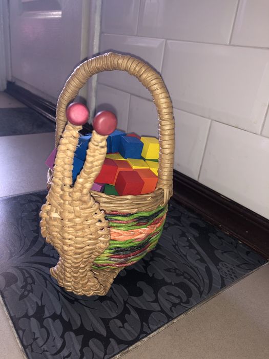 Деревянные цветные кубики 2х2 см , 93 шт , в корзинке равлик