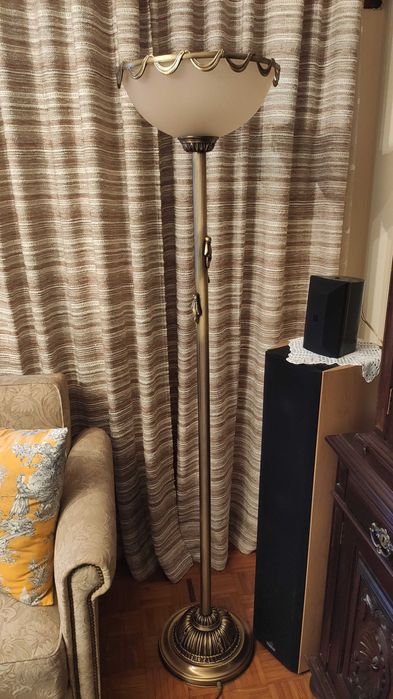 candeeiro de pé alto em metal