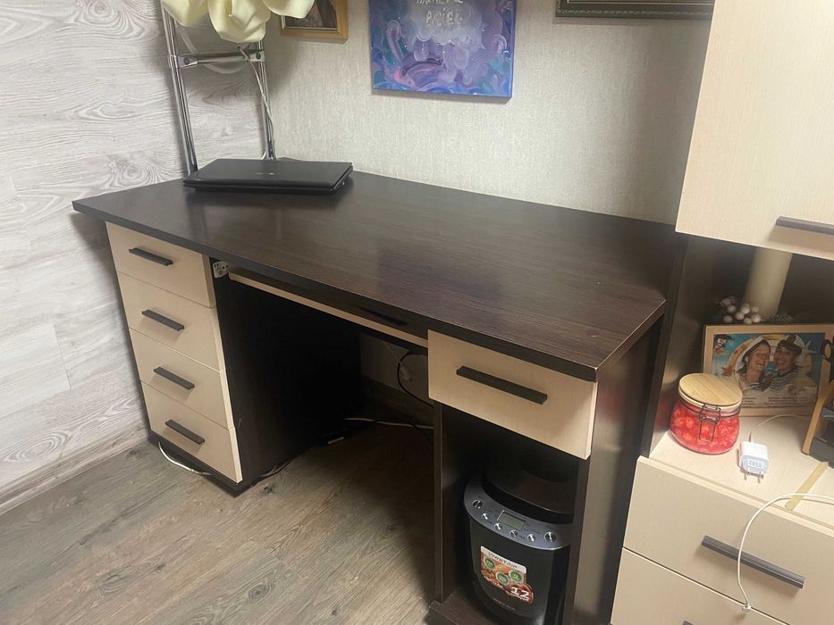 Стіл письмовий з двома тумбами і подвісна шафа над ним