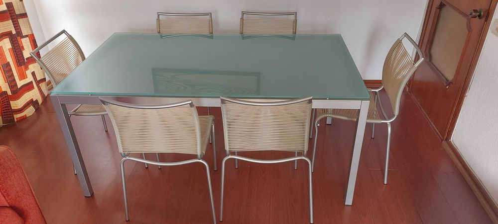 Mesa com tampo em vidro e 6 cadeira, do desenhador italiano Calligaris