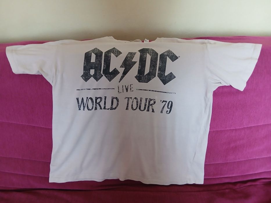 ПРОДАМ ФУТБОЛКУ для истинных фанатов группы AC/DC