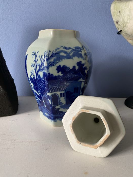 Vaso hexagonal com brasão britânico